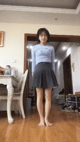 年轻女孩在家来了一个蜘蛛腿挑战，蜘蛛腿动作战看似简单，其实对身体柔韧性要求极高。