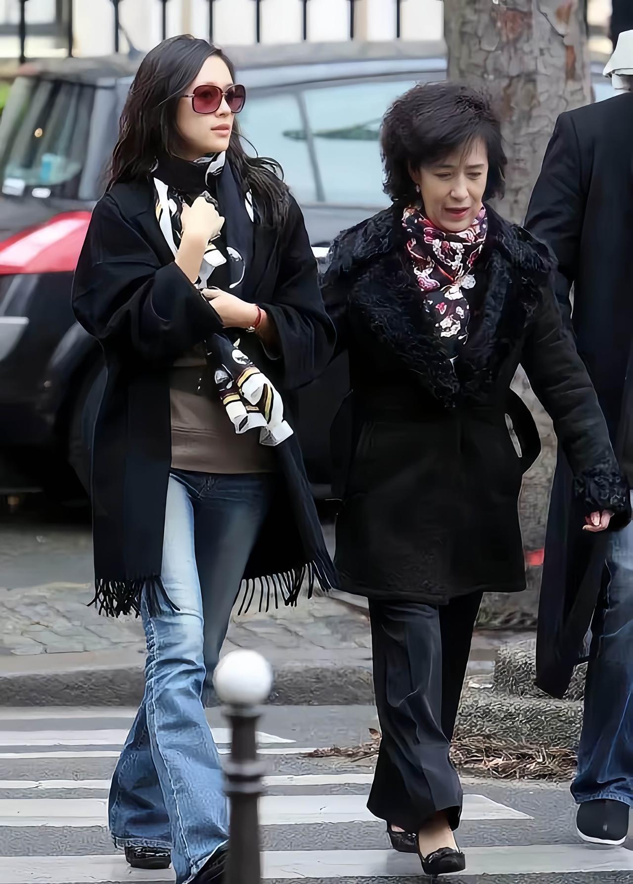 章子怡和妈妈昔日旧照，母女俩一起过斑马线的画面。

章子怡的妈妈，穿着打扮非常的