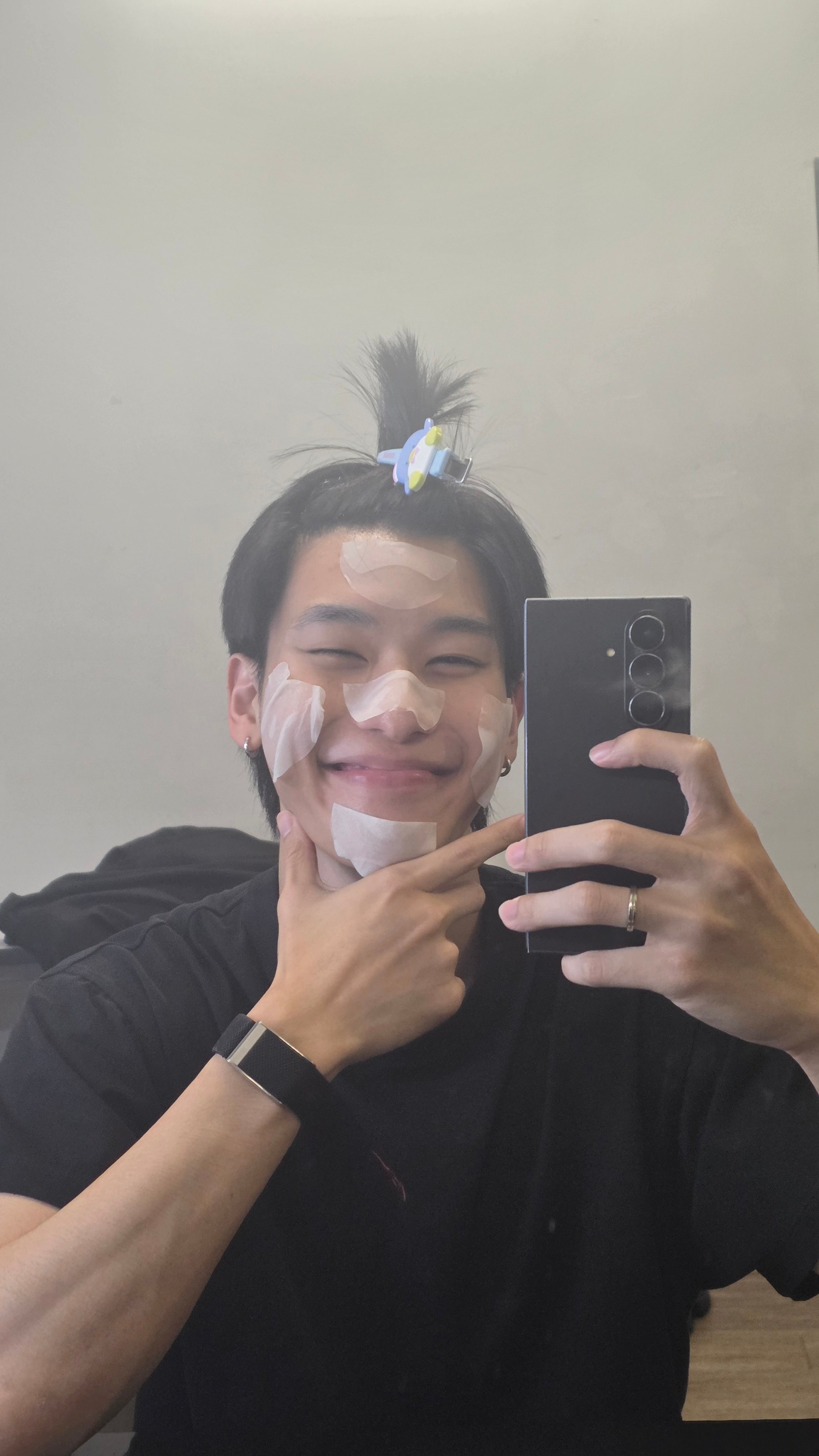 我想把软乎乎圆滚滚的苹果头林路，咻～～～地一下揣进我的大口袋，口袋边还露半撮翘起