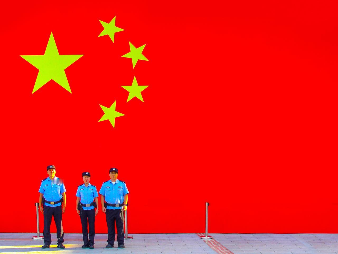生在新中国，长在红旗下！
去年的国庆节我在医圣文化园拍摄的《国旗下的警察》、《没