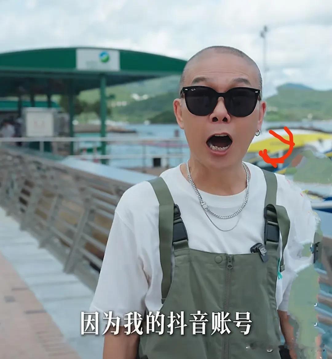 著名演员钱小豪入驻抖音平台，发布了两条视频动态，粉丝就达到19.7万，曾经的钱小