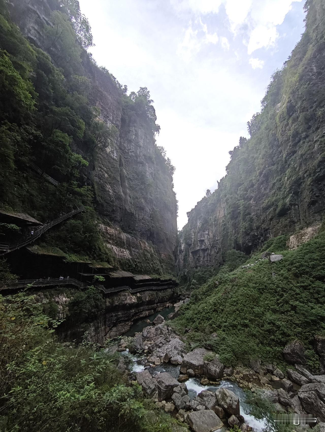 苏幕遮32·恩施大峡飞瀑
峻岩横，飞练坠。
素瀑凌空，摇落千峰翠。
危塔凌云依石
