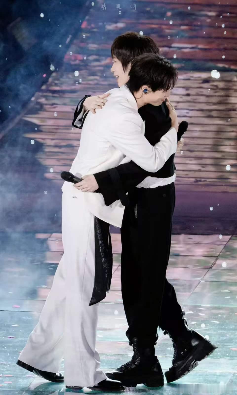 阿信让李现开演唱会找五月天当嘉宾 阿信让李现开演唱会找五月天当嘉宾，哈哈哈哈支持