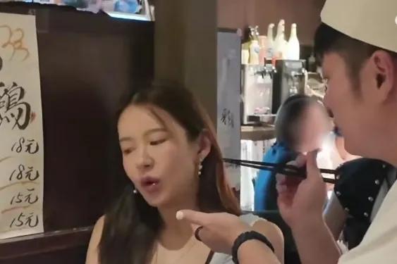 哎呀，这恩爱秀的，就是太突然了。[笑哭][笑哭]
陈赫竟然录制vlog喂张子萱吃