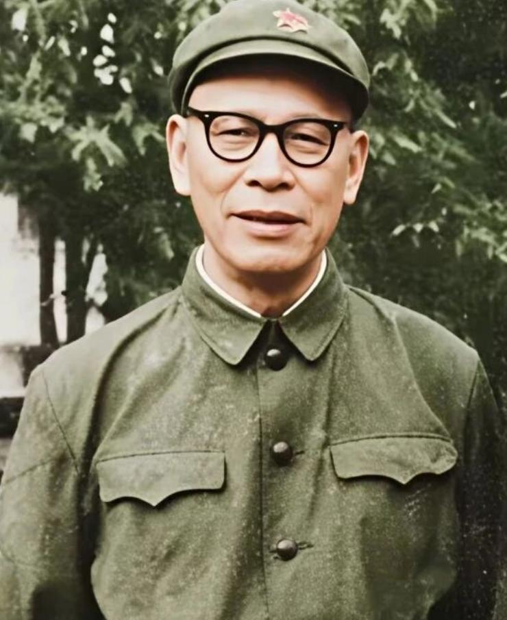 他是琼崖纵队走出的开国将军，他半辈献身琼崖革命，多次化险为夷，死里逃生。

他就