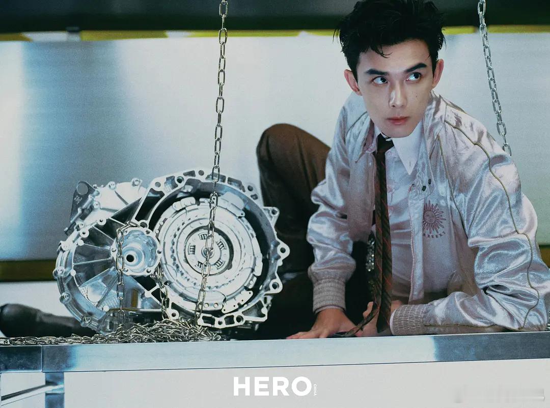 巴宝莉x宝格丽唯一男代言人吴磊双奢推封新品首秀，含金量无需多言