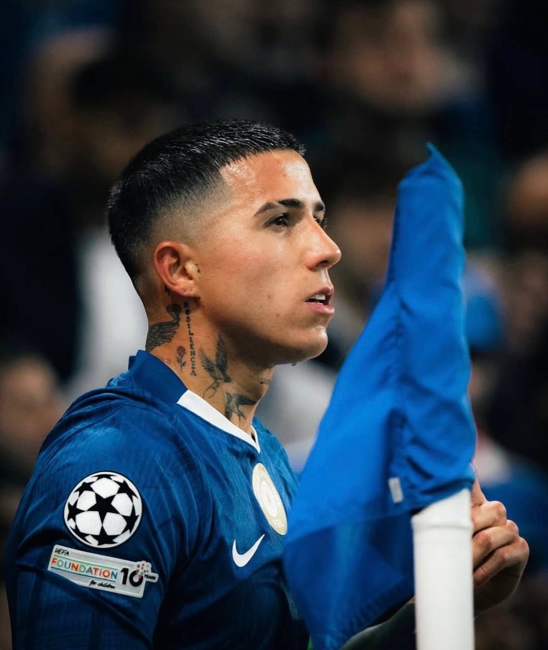 欧冠  在切尔西将恩佐·费尔南德斯挂牌出售后，巴黎圣日耳曼正在与切尔西就签下他进