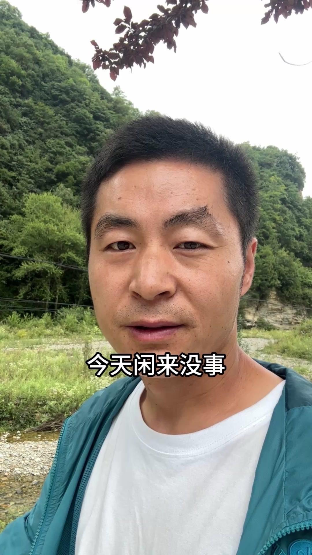 今天去村民家菜园转了转，发现好多惊喜。

村口这条路特别干净，路边摆着整整齐齐的