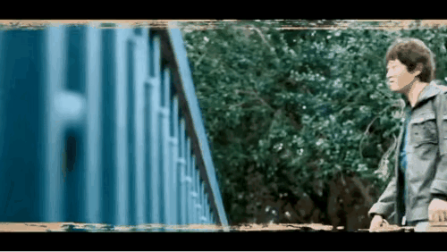 掉下来只是嘴巴出了点血，还是有功夫的