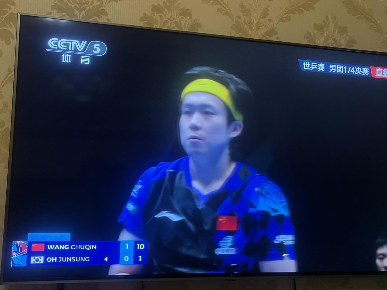 王楚钦今天开局挺顺，第二局差点打对方一个光头，第三局吴晙诚就找回状态了，连扳两局