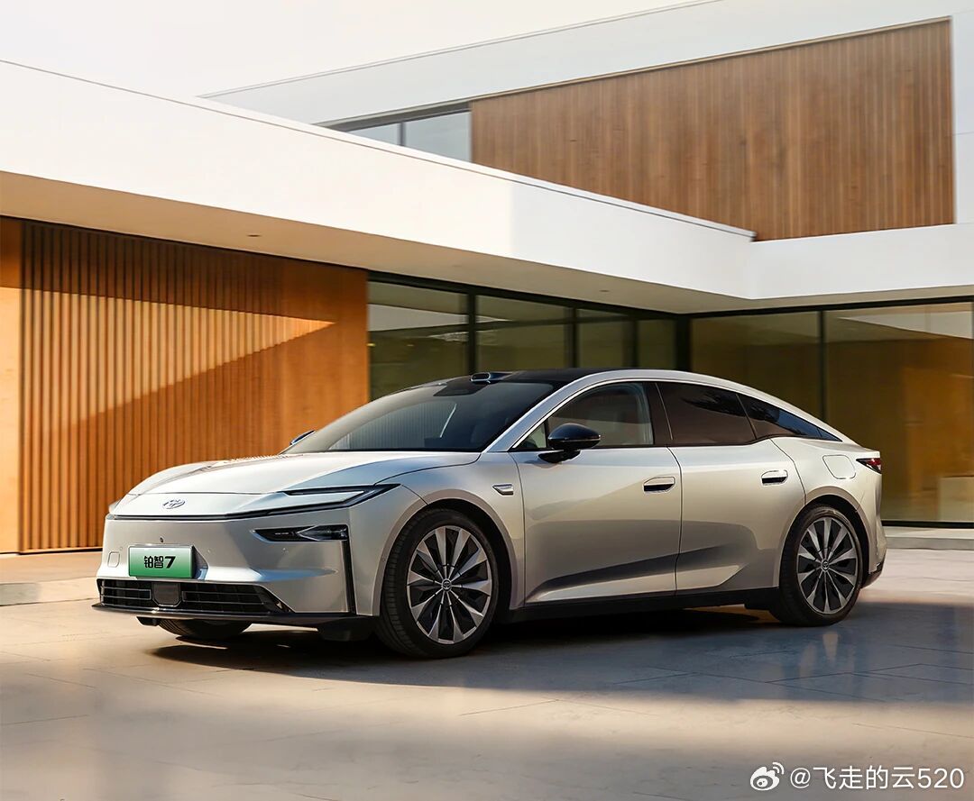 小米官微预祝铂智7上市成功铂智7和SU7也是直接竞品，各有所长但两家企业和谐互动