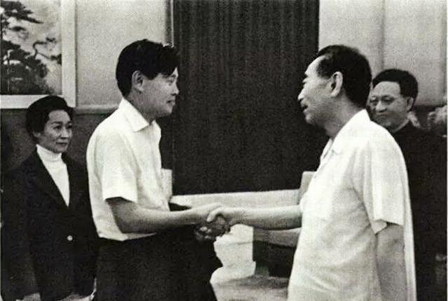 1976年4月15日上午十点，人民大会堂江苏厅的窗帘刚刚拉开，阳光斜照在花纹地毯