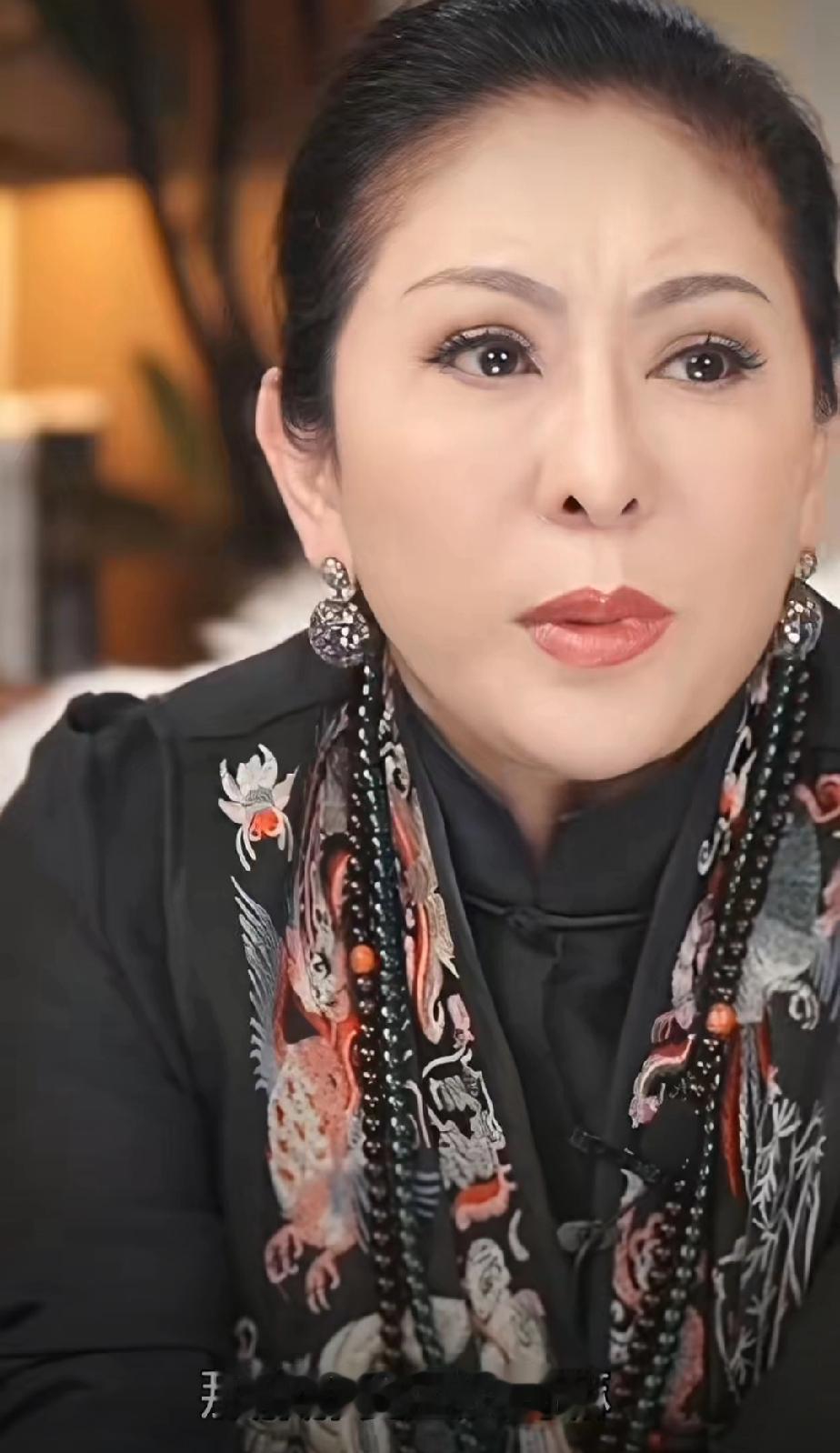 原来向华强在娶向太之前还有过一段婚姻，向华强前妻叫丁佩，两人生了一个女儿，叫向咏