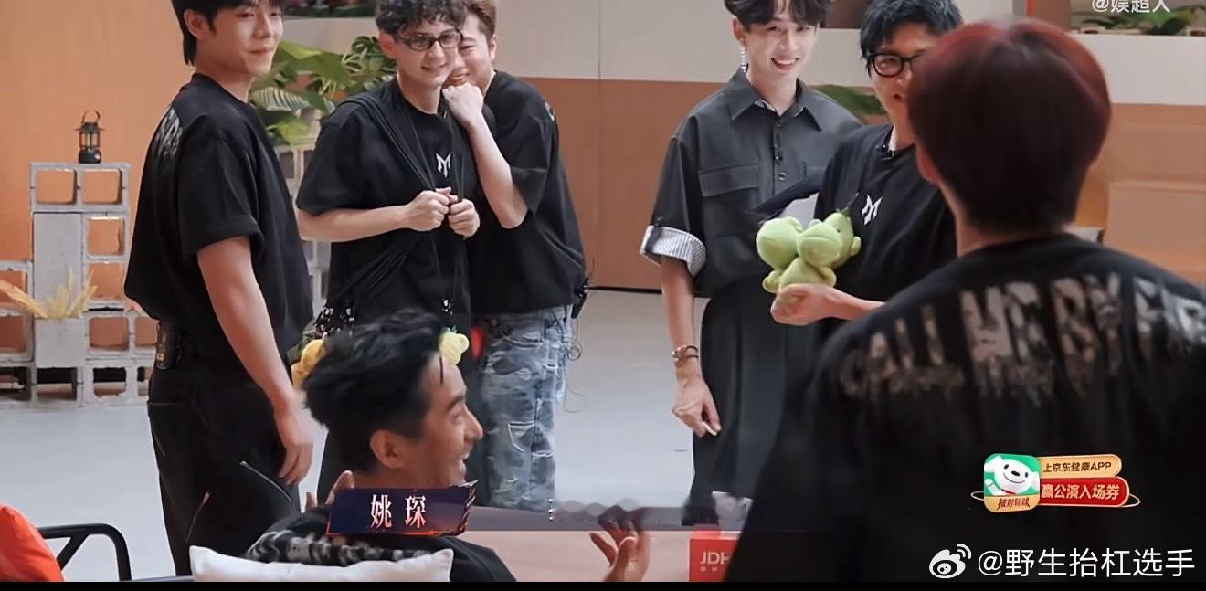 孙楠买股曾辉孙楠把最后4票都给了曾辉，小沈阳：“你是想挑战一下曾辉？”孙楠：我觉