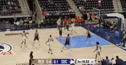 杨瀚森下半场上来上篮打进后背部有些受伤，下场回更衣室检查了一下杨瀚森现在已经回到