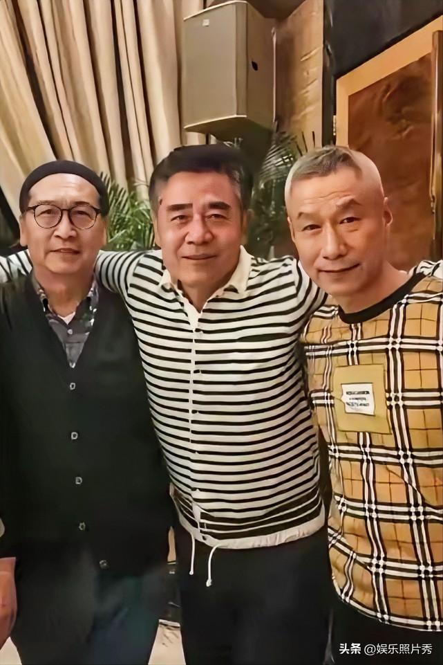 陈宝国和他俩关系“太好了”，一个是刘佩奇，另一个看着脸熟吗？

三位“老戏骨”，