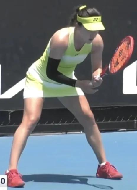 第二盘，4、5局，朱琳先是浪费1个破发点，皮戈希保发成功，后是连输4分被皮戈希二