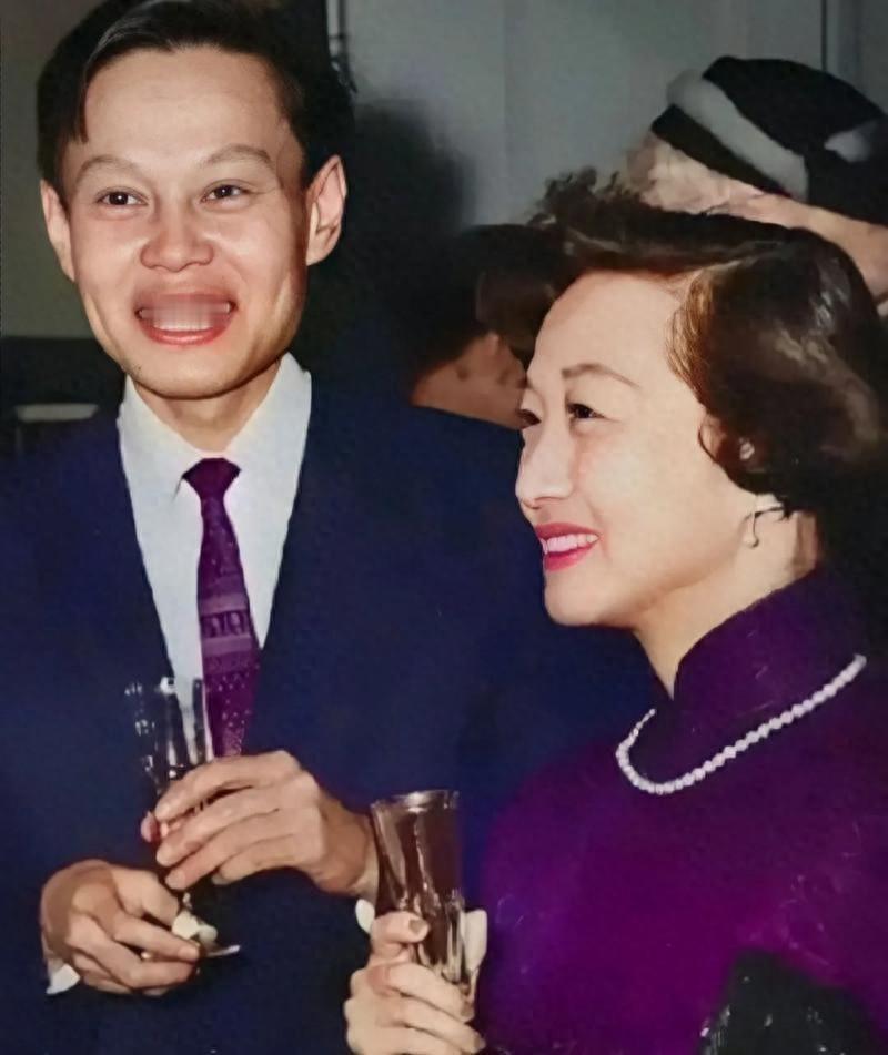 1951年杨振宁携妻杜致礼与儿子生活在美国，杜致礼气质高雅，果然是名将后代的风范