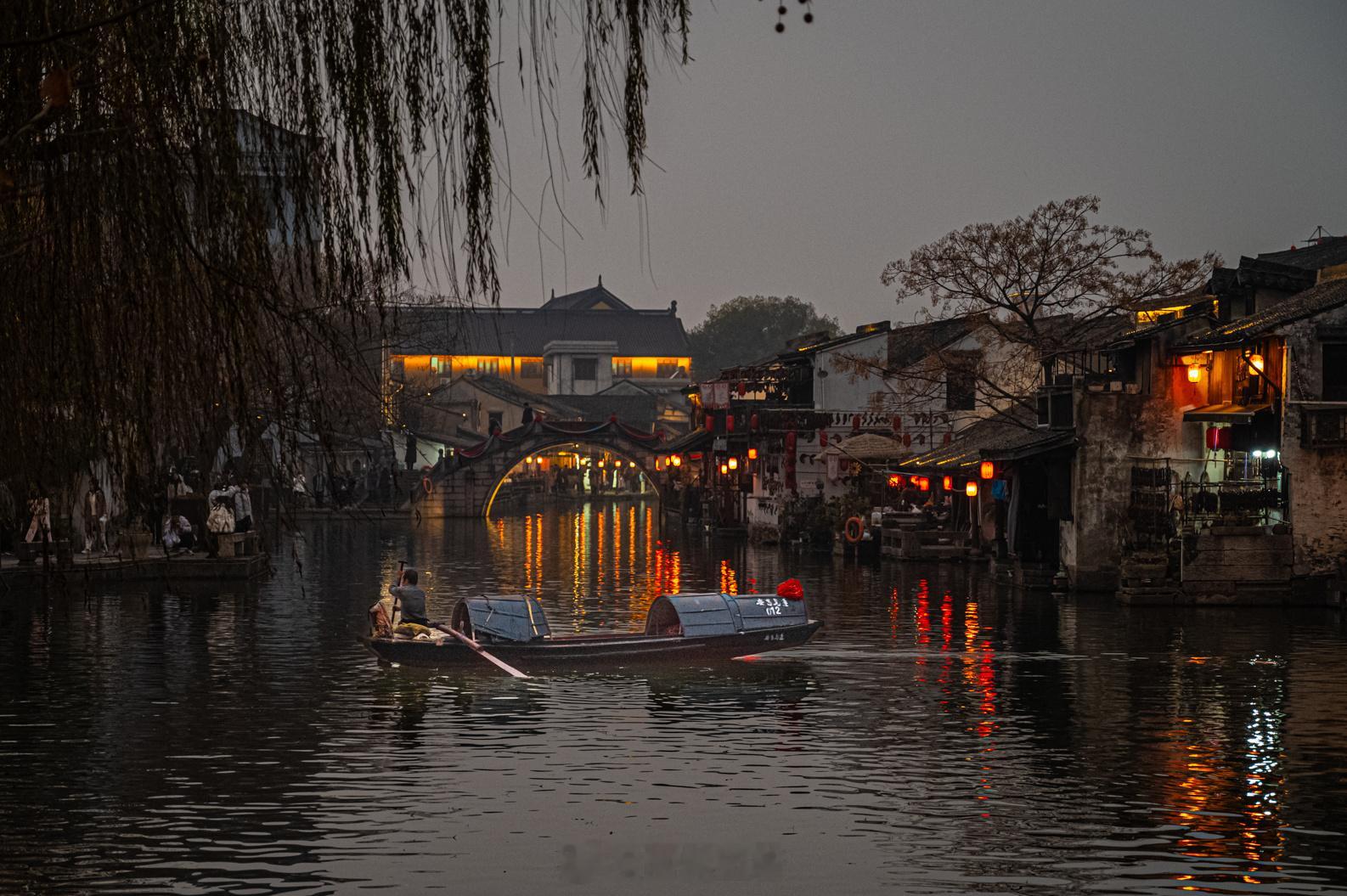 冬天日短，2023年的最后一天在安昌，逛着逛着就天黑了，重走在江南这个最具年味的