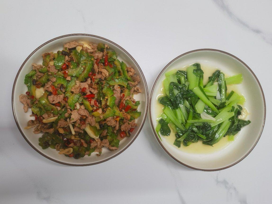 午餐两件套：苦瓜炒肉自讨“苦”吃，清炒青菜原味上线。生活就是这样，有时清简，有时