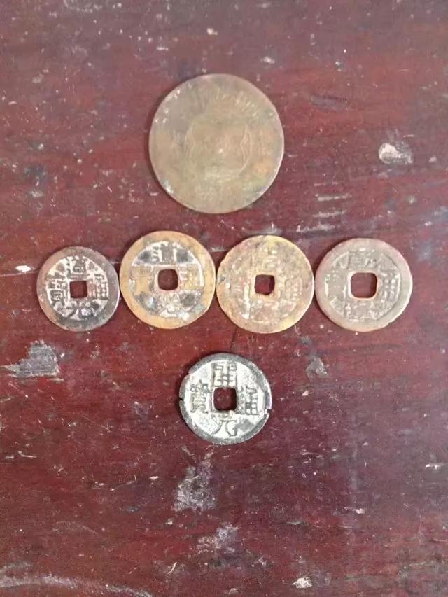 翻老家储物间挖出俩“宝贝”，懂行的朋友帮掌掌眼！
 
今天收拾老家的储物间，在一