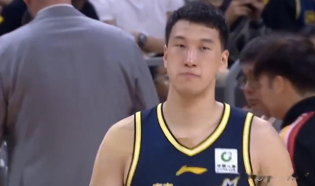 胡明轩三分手起刀落，杜润旺连中三分，广东一波24-8追到还差5分！
CBA第23