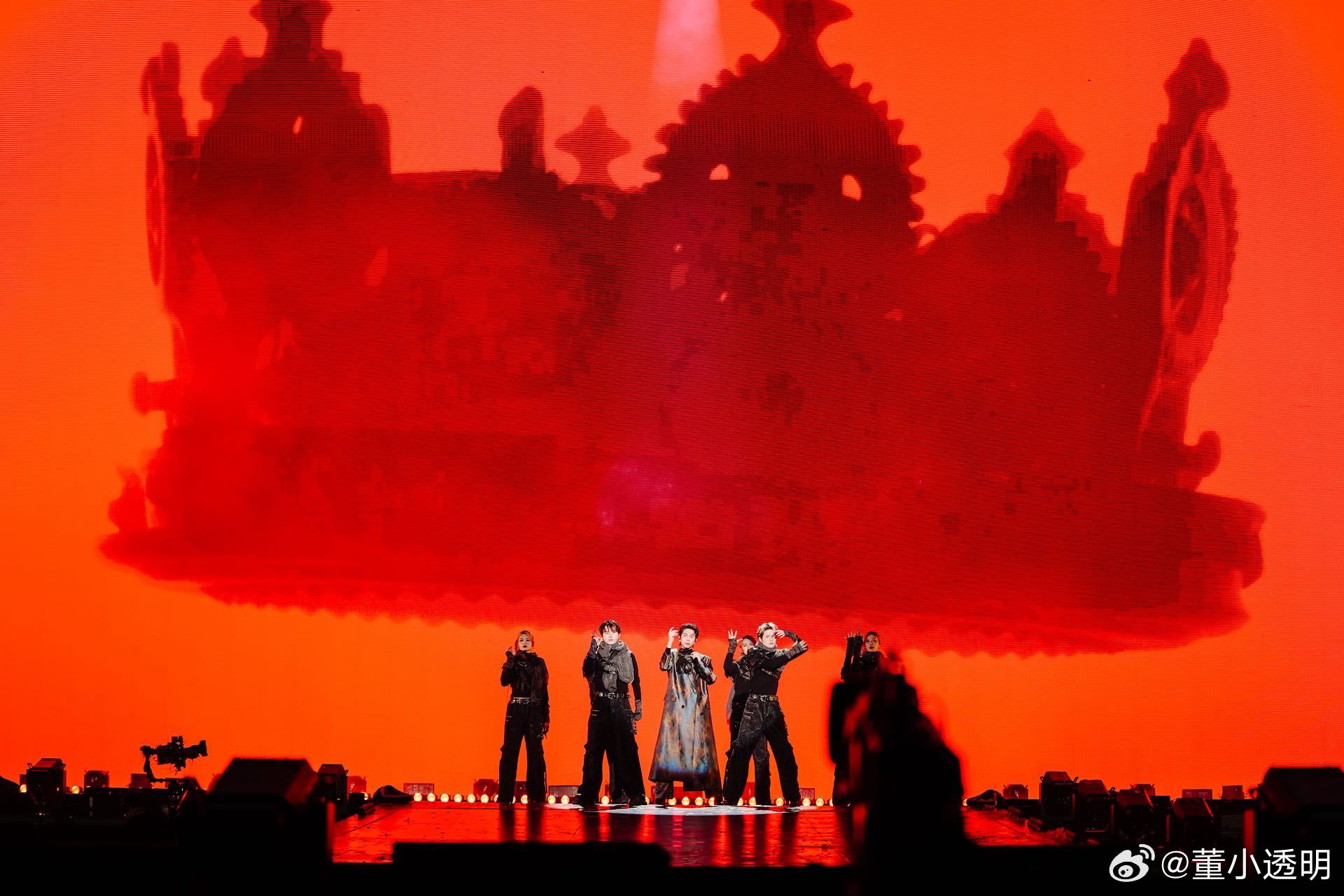 巅峰之夜荣耀加冕！荣获QQ音乐巅峰瞩目歌手，以歌声诠释热爱，凭实力闪耀舞台，每一