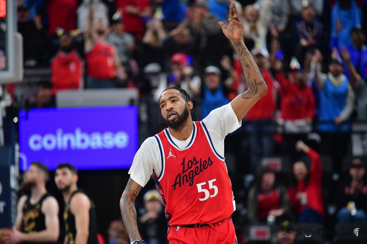 小德里克琼斯最快明年才能复出！
昨天快船队对阵凯尔特人的比赛中，小德里克琼斯被杰