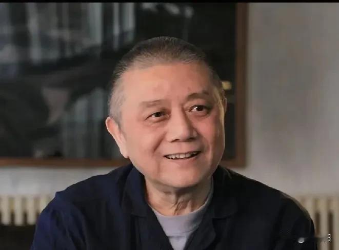 又痞又不羁的一个人，老了居然慈眉善目。67岁的他两鬓斑白，面容变得慈眉善目，没有