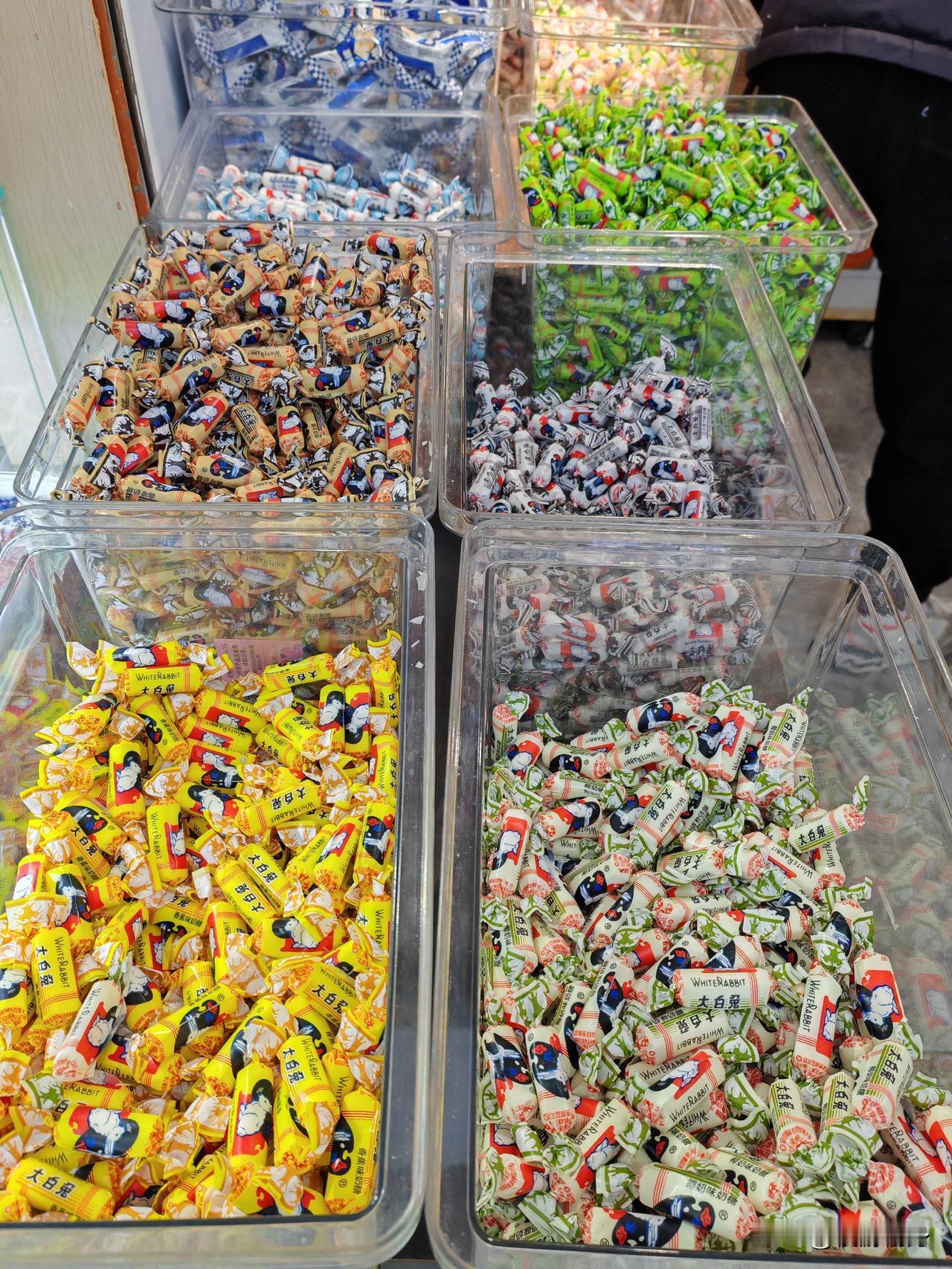 今天的魔都气温-2—5℃，寒风凛冽但有太阳。
豫园去过好多次，旁边有个小商品市场