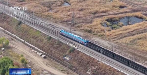 我国完成世界首次3.5万吨级重载群组列车开行试验：仅靠无线信号协同行驶，真的太强