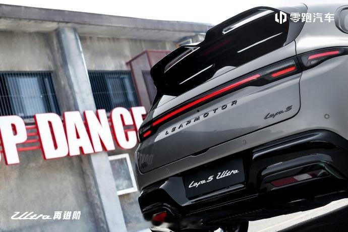 零跑Lafa5Ultra 展车已到店！低趴姿态加上运动小钢炮，很有味道喔15万内