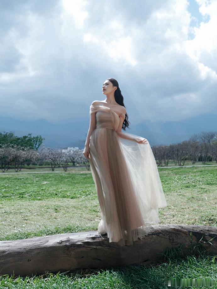 林允裸色纱裙造型她的裸色纱裙造型，不仅展现了古典贵族的气质，也流露出一种冷静与疏