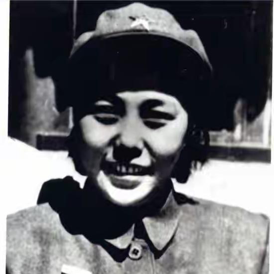 她是“最美上将夫人”，长征路上草地生孩子，2022年因病去世…
 
这短短一句话