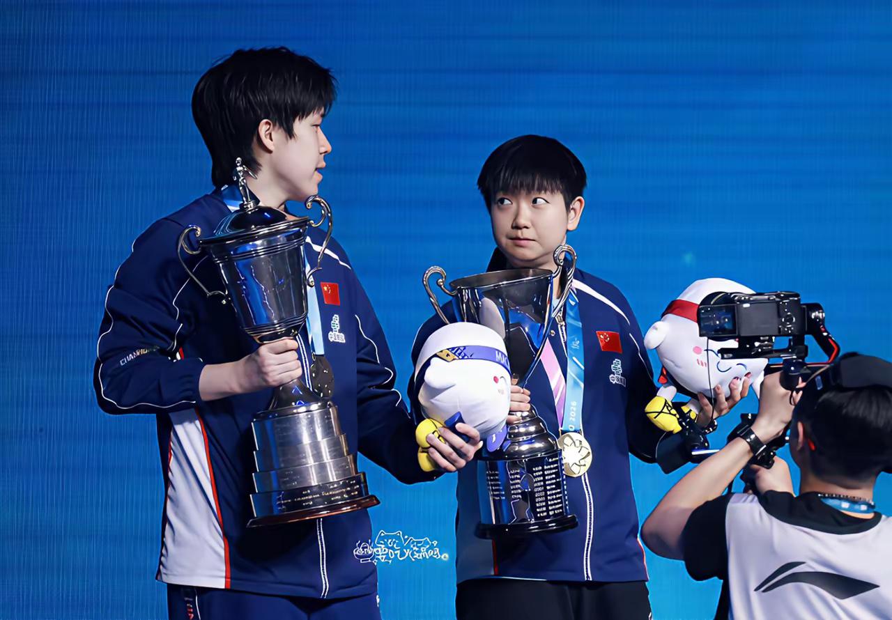 大头：莎莎！
莎：嗯。

大头：祝贺你！
莎：我也祝贺你。

大头：你都拿三届世