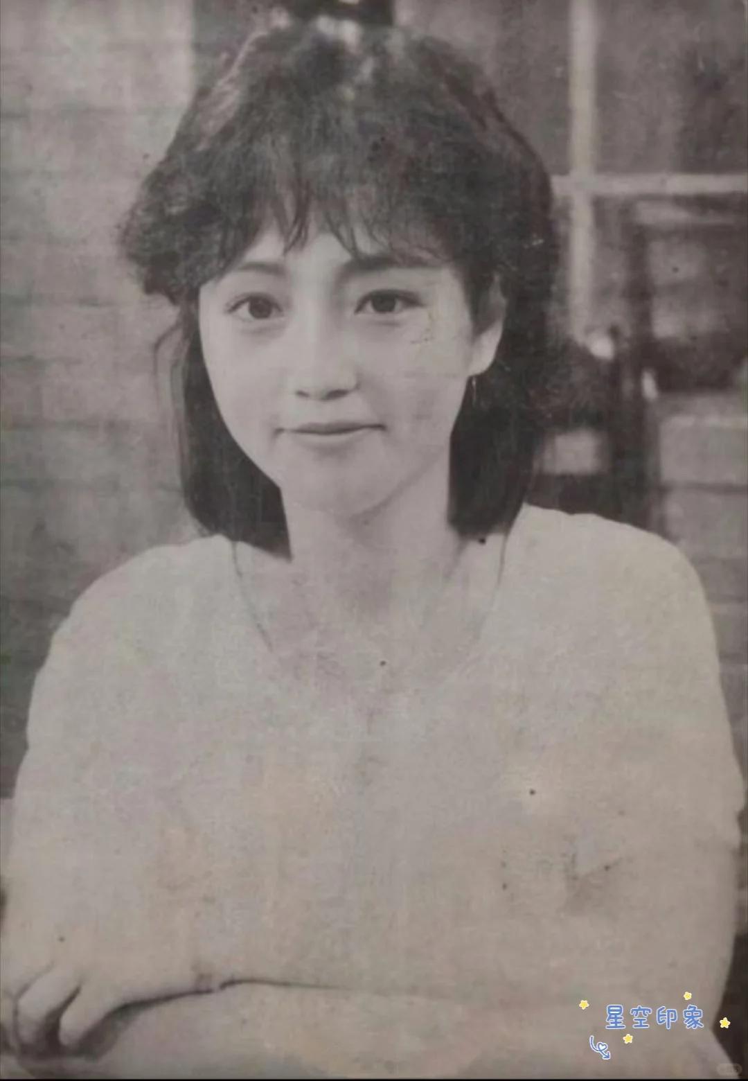 80年代，年轻而“风华绝代”的苑琼丹，她进入演艺圈的目的，就是听说演员有份固定的