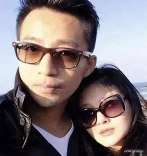 一个是青年企业家，一个是当红女明星，一个男帅，一个女靓，天作之合。两人共育了一儿