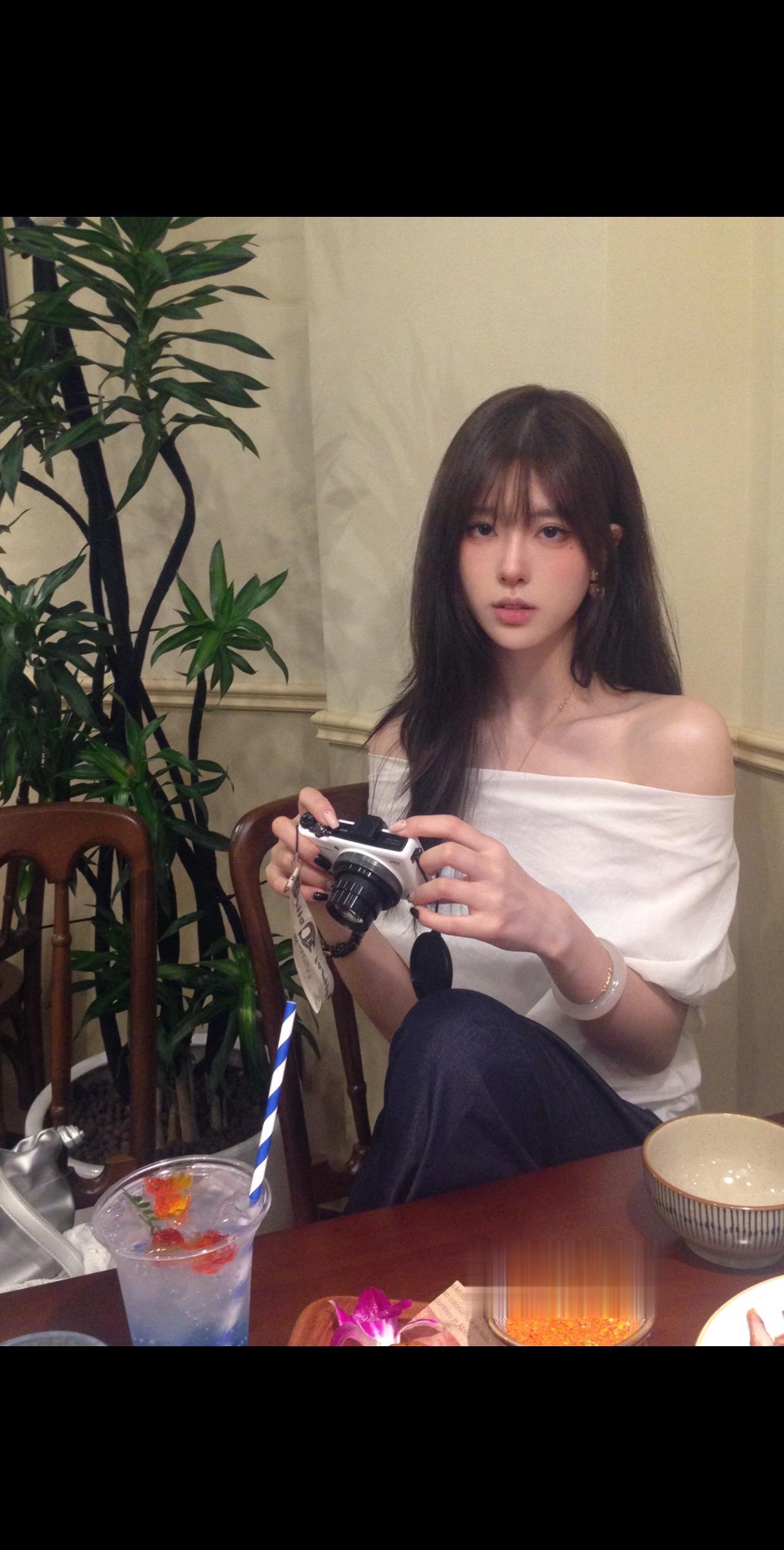 想和你虚度时光 比如低头看鱼 比如把茶杯留在桌子上离开 浪费它们好看的...