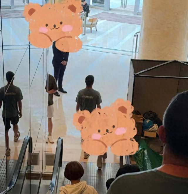 何猷君带俩娃逛中环，身后跟俩保姆，一行五人阵仗大