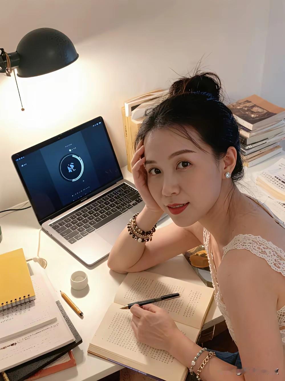 “温馨书桌时光，静心学习，享受生活。”📚💡