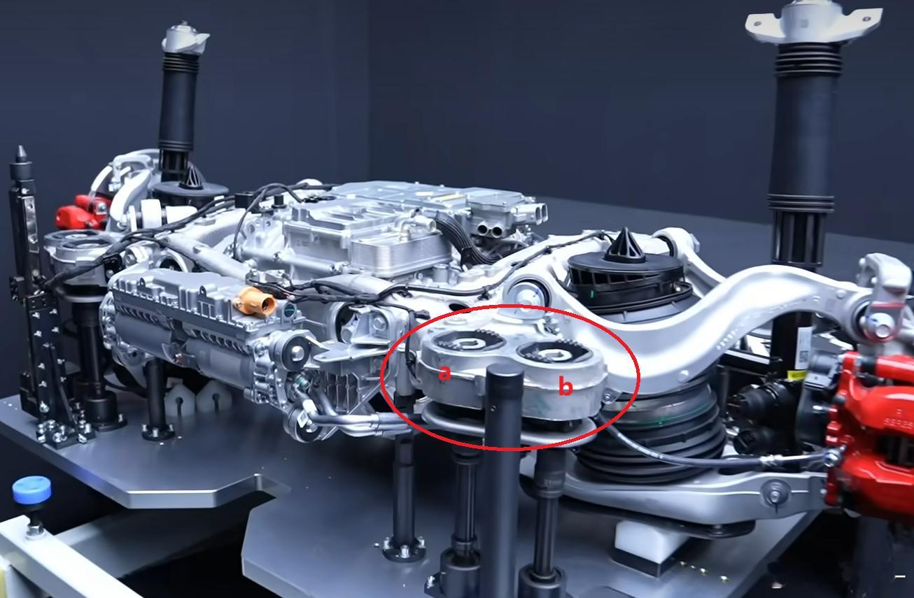 新问界M9的后桥总成，5连杆带后转，电液全主动悬架亮点是副车架悬置采用了【双小衬