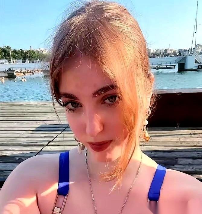 22岁，小学英语女老师。
把两个男学生，一个13岁，一个更小，带回家。
你们猜干