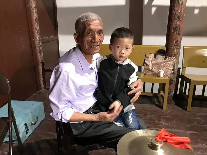 民警用一根牙签保住老人26万 最近浙江温州发生了一件挺悬的事儿，一根牙签竟保住了