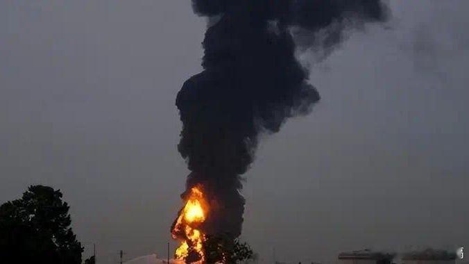 凤凰新闻【一个消息震动中东，阿联酋突然爆出大数字，美以这下捅了马蜂窝】中东这口锅