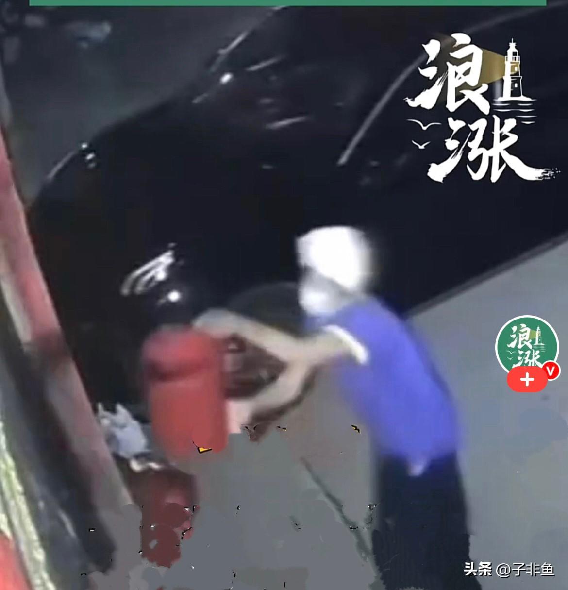 近日，河南南阳石先生开的一家洗车店，多次被老两口泼粪和农药，恶意骚扰，导致石先生