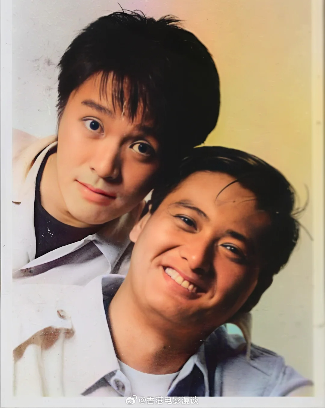 1990年6月，周润发为鼓励当时还未凭借《赌圣》大红的周星驰，一起为香港某杂志拍