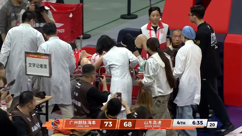 郭艾伦这个伤啊。。。。。。比较严重呢，看慢动作正好是膝盖往上发力的时候碰到了强对