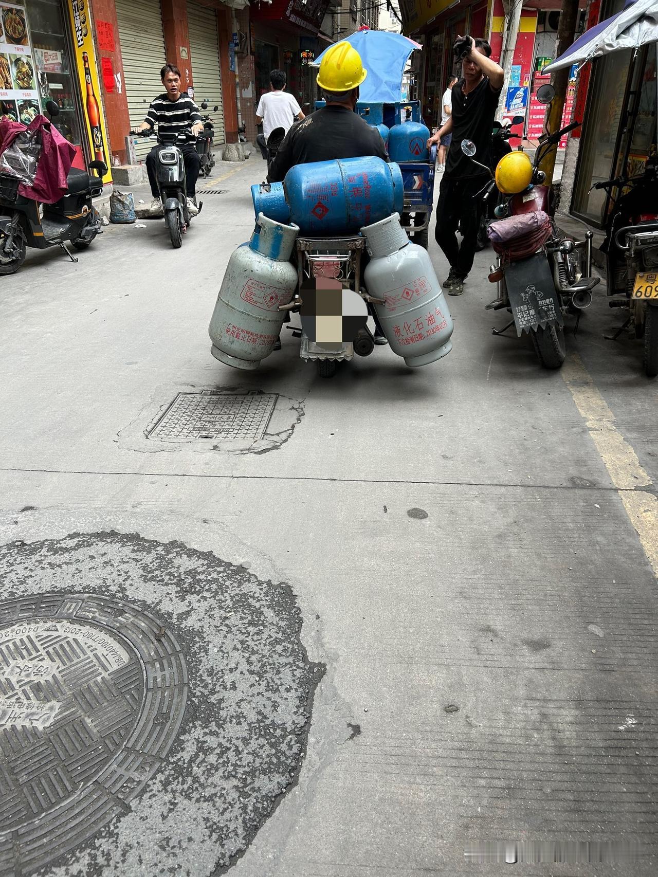 煤气罐也不像电影中的那么恐怖，那么的脆弱。。。。。。。。。。。。。。。。。
你看