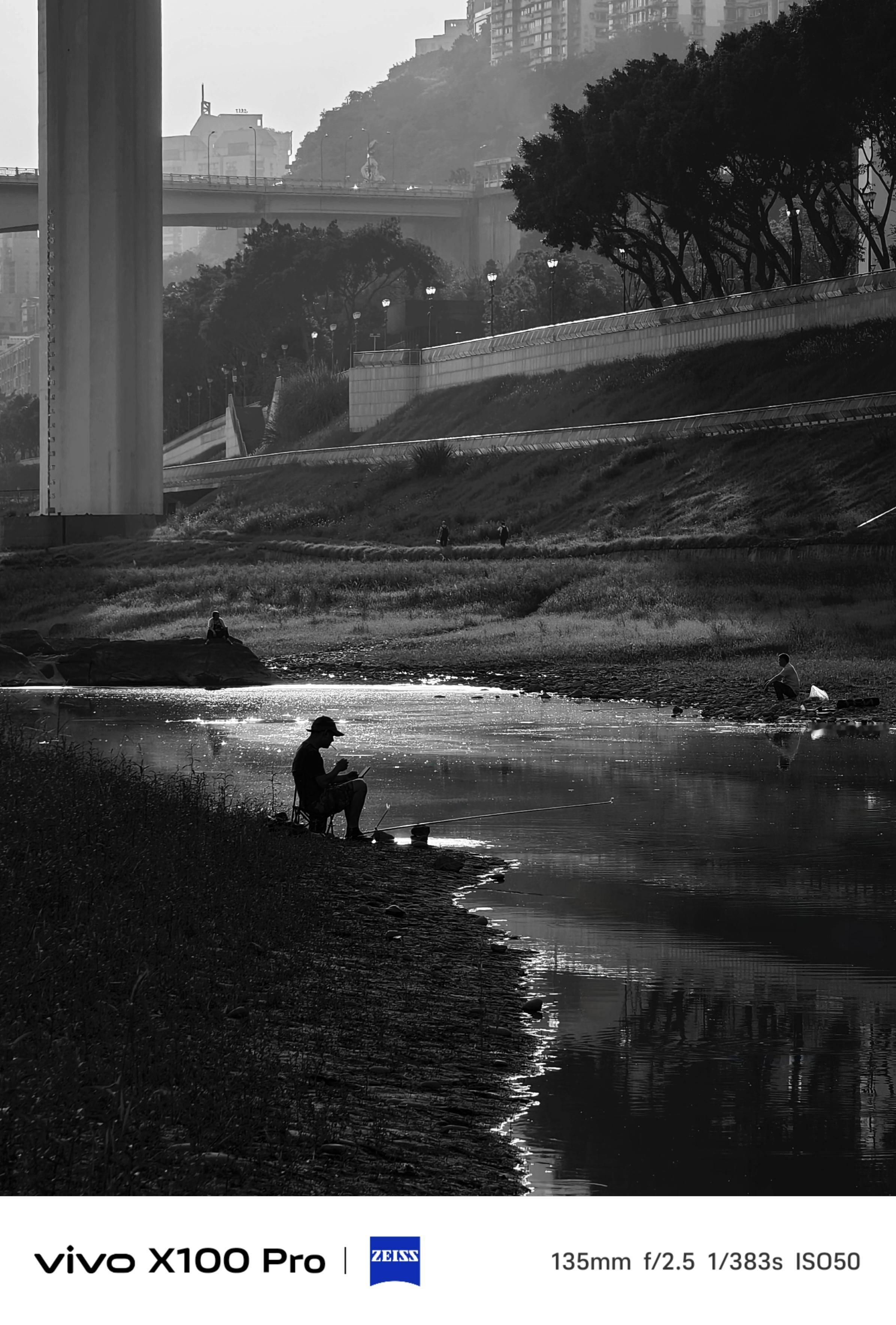 《江边垂钓人》江边垂钓人享受着独特的宁静时光，一竿一线之间，不仅是对鱼儿的期盼，