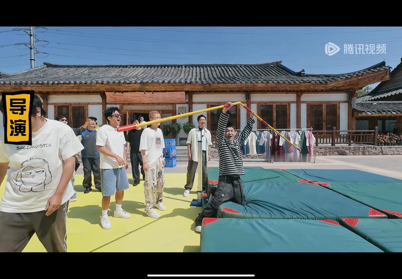 五哈哈哈哈哈哈哈，导演也是一个不听劝得主,所有人都在起哄，导演说导演也很有自知之